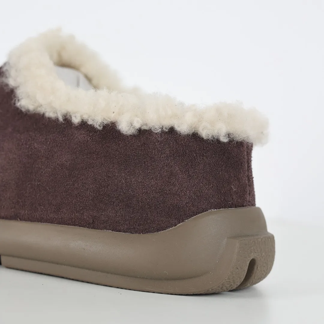 Pick up locally💰560 Core recommendation Good price Independently developed original outsole and cashmere insole to keep you warm in winter and suitable for home use. In the new year, uug launched a style series, which is partially geared towards the preferences of young consumers and has also moved to the forefront of fashion trends. Shoe body material Water-repellent coated suede upper 17 mm UGGPURE™ implanted wool insole Lightweight non-slip comfortable rubber outsole With brand LOGO trademark Comes with a full set of packaging Size: 35 36 37 38 39 40 41 42 43 44